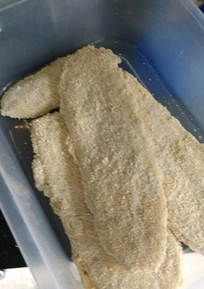 Una foto de Milanesas de berenjena con ensalada de papa y chaucha