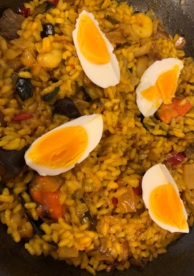 Una foto de Arroz con verduras, gambas y mejillones
