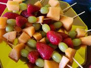 Una foto de brochetas de melon