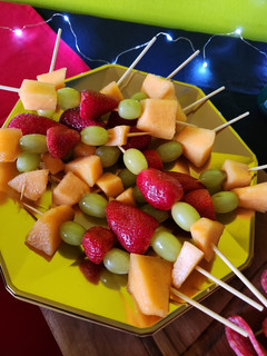Una foto de Brochetas de frutas