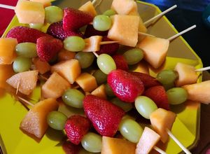 Una foto de Brochetas de frutas
