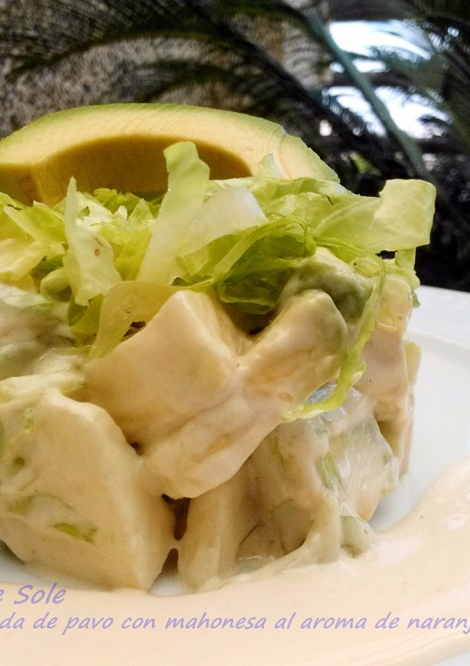 Una foto de Timbal de ensalada de pavo con mahonesa al aroma de naranja