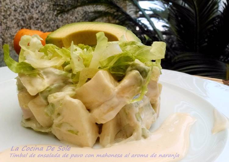 Timbal de ensalada de pavo con mahonesa al aroma de naranja