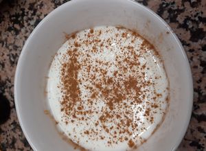 Foto principal de Postre con yogur, plátano y avena "estilo tiramisú"