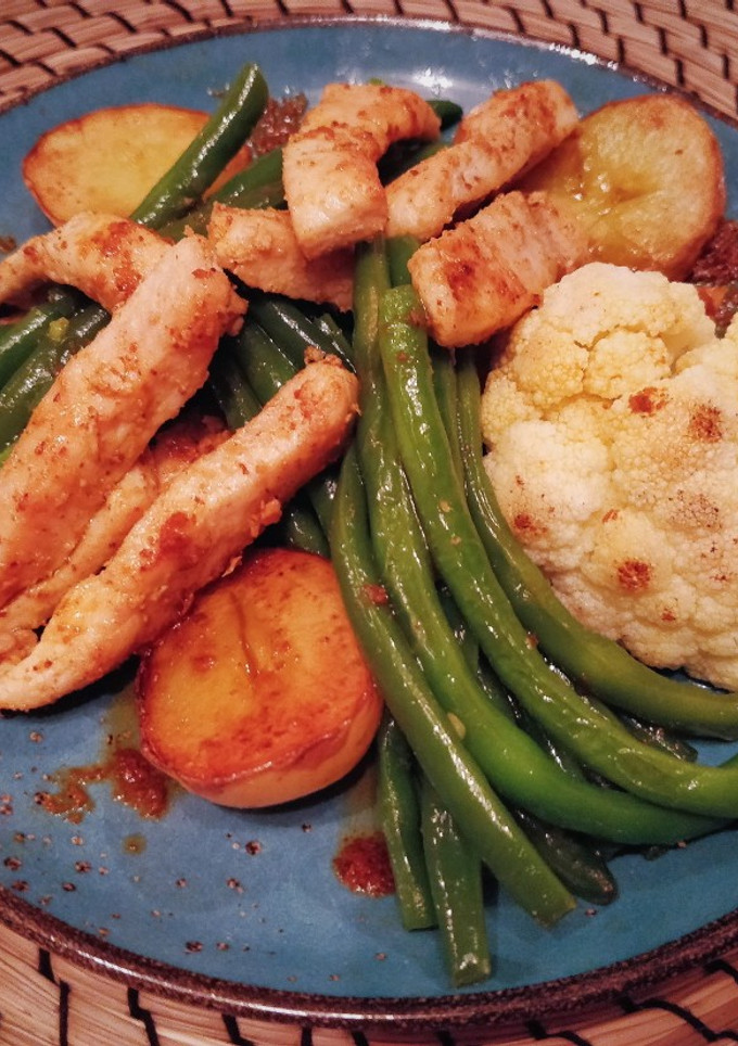 Una foto de Pollo al mojo picón con judías verdes