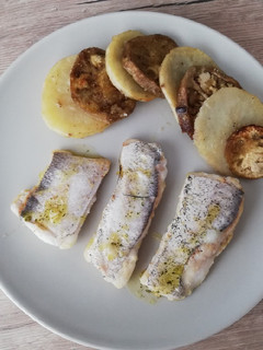 Una foto de Ventresca de merluza con salsa verde y verduras asadas