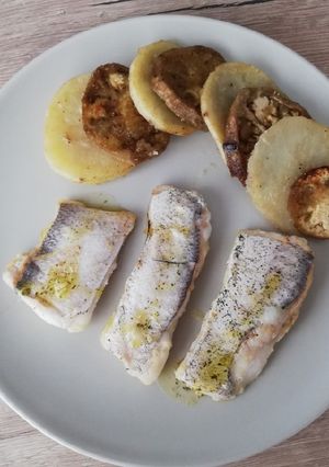 Una foto de Ventresca de merluza con salsa verde y verduras asadas