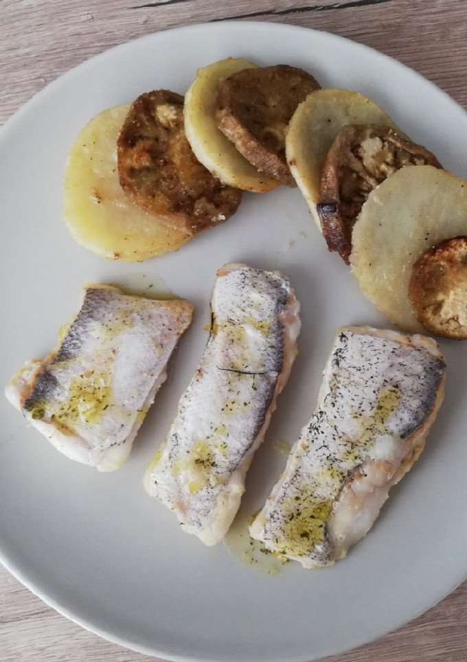 Una foto de Ventresca de merluza con salsa verde y verduras asadas