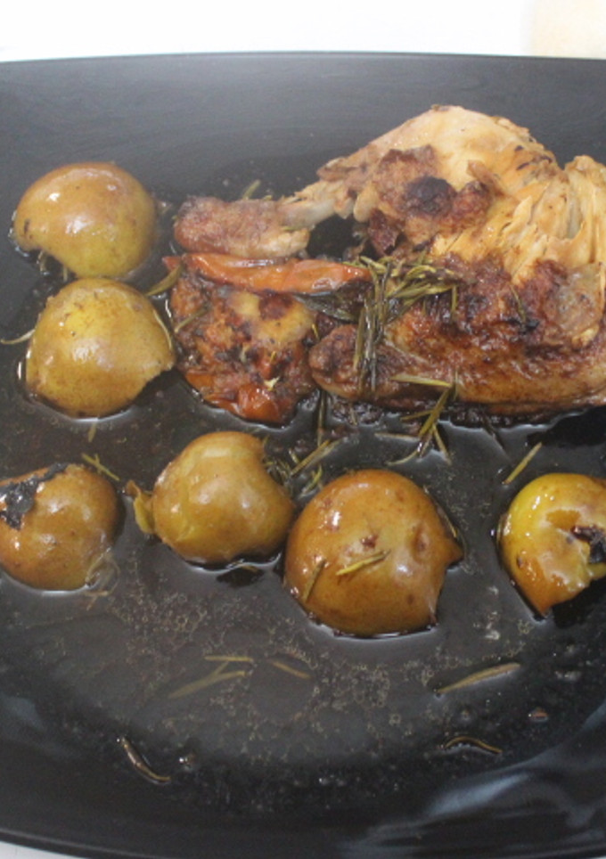 Una foto de Contramuslos de pollo asado con peras
