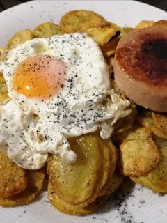 Una foto de Patatas con huevo y foie