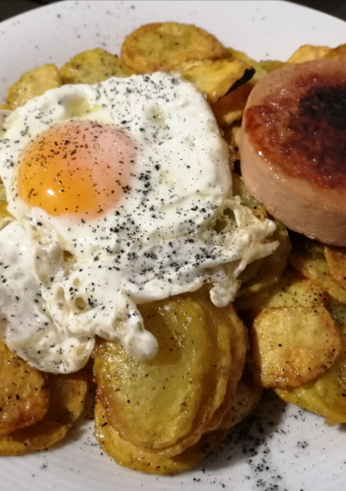 Una foto de Patatas con huevo y foie