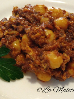 Foto principal de Huevos revueltos con morcilla de cebolla con piñones y garbanzos