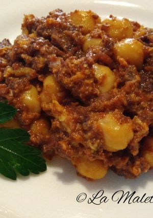 Foto principal de Huevos revueltos con morcilla de cebolla con piñones y garbanzos