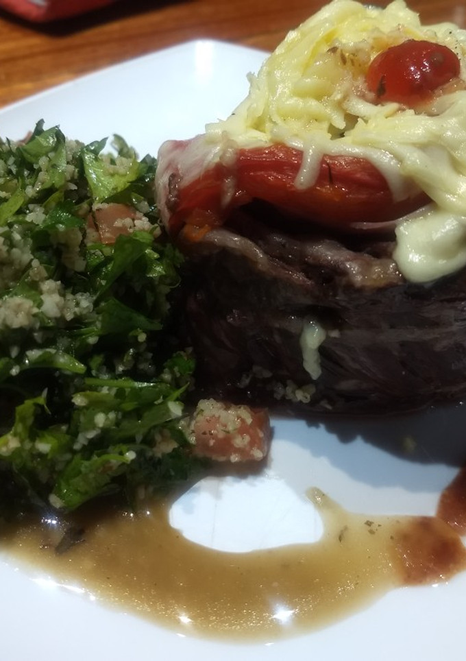 Una foto de Entraña rellena gratinada y ensalada tabulleh