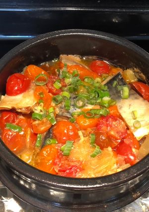 Hình của món Cá nục - mackerel kho cà chua và thơm.