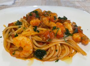 Foto di Spaghetti con Code di Mazzancolle e Pomodorini Freschi