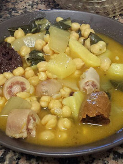 Una foto de Potaje de garbanzos con rabo de cerdo