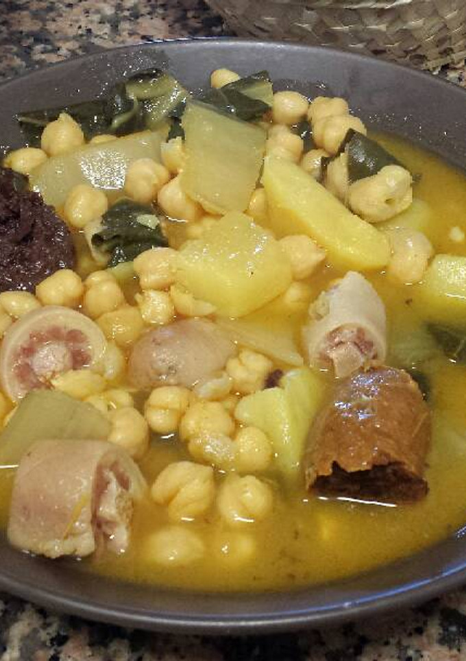 Una foto de Potaje de garbanzos con rabo de cerdo 