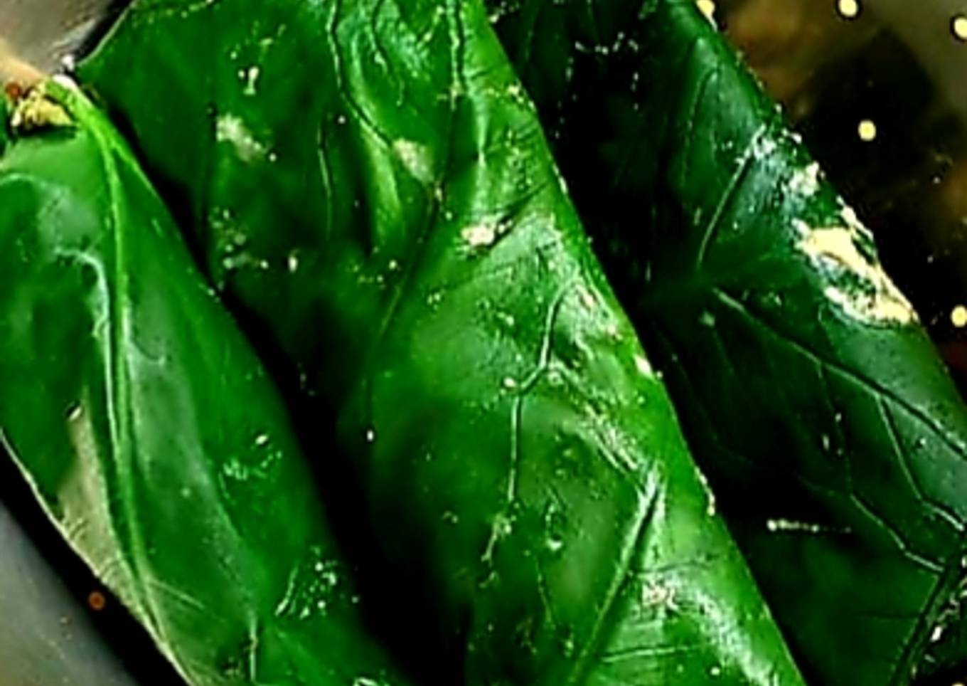 Steamed arbi leaves