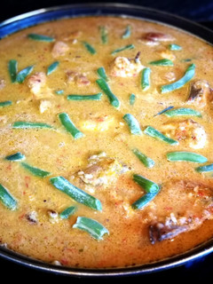 Una foto de Arroz Bomba con pollo al cúrcuma