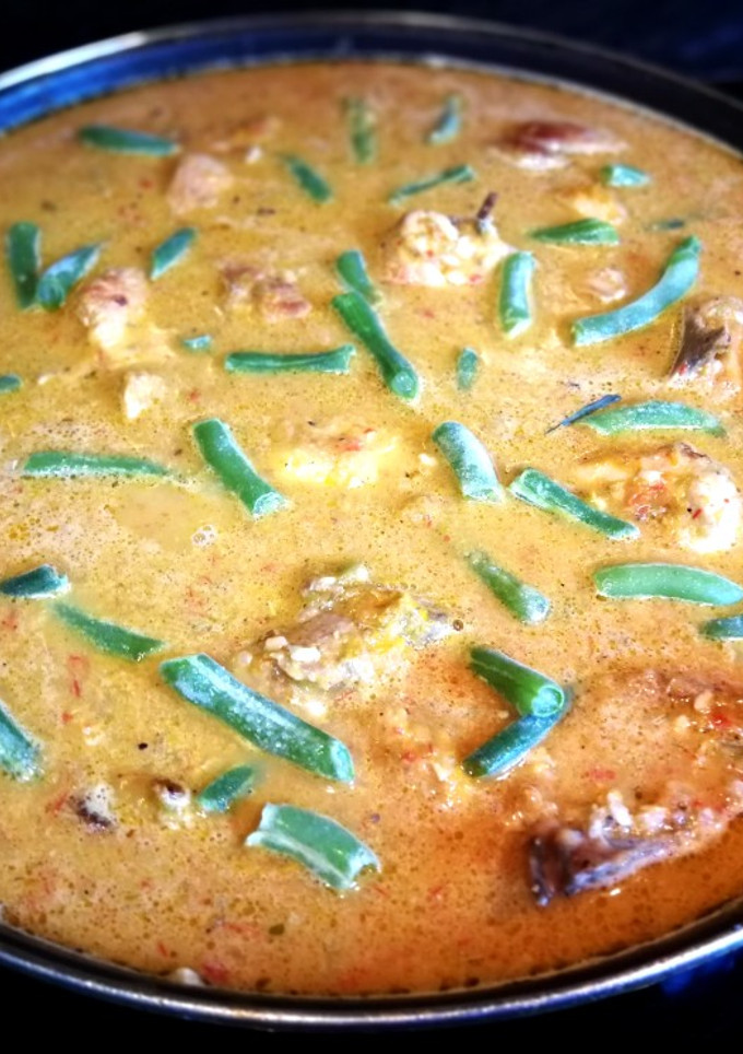 Una foto de Arroz Bomba con pollo al cúrcuma