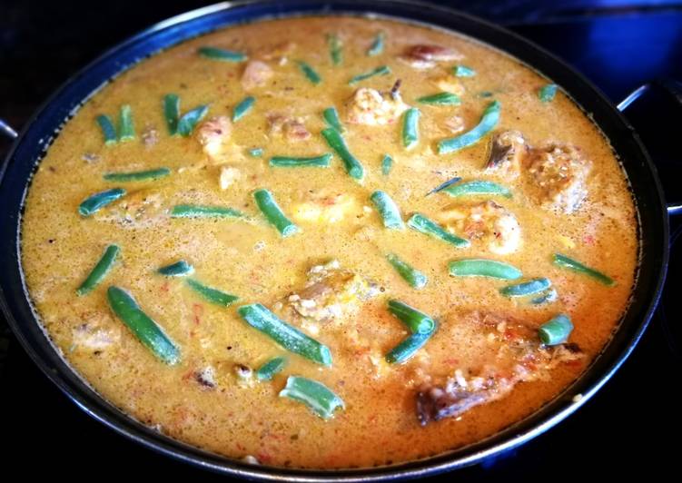 Arroz Bomba con pollo al cúrcuma