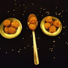 A picture of Til ke ladoo.