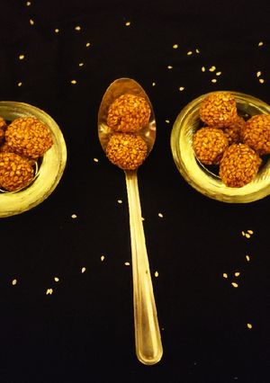 A picture of Til ke ladoo.