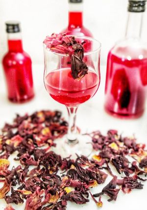 Zdjęcie przepisu Nalewka z suszonych kwiatów hibiskusa.