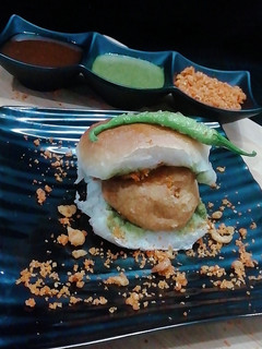 मुंबई स्टाइल वड़ा पाव (Mumbai style bada pav recipe in Hindi) रेसिपी मुख्य फोटो