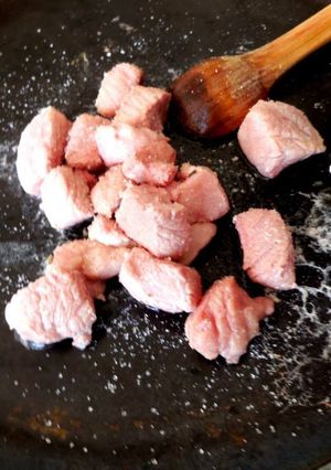Una foto de Cerdo al pulque  cocido en comal o disco de tractor