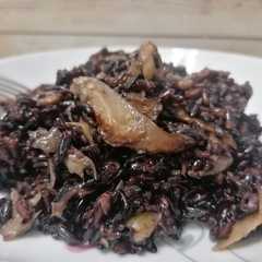 Una foto de Arroz negro con setas