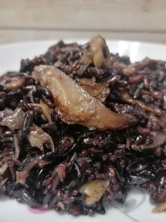 Una foto de Arroz negro con setas
