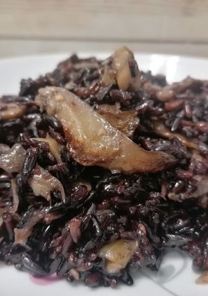 Una foto de Arroz negro con setas