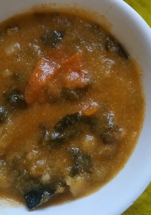 Una foto de Sopita de verduras 🥔🌰🥕🍲