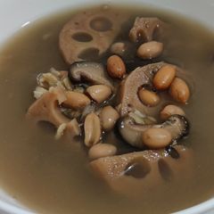 A picture of Lotus root peanut soup.