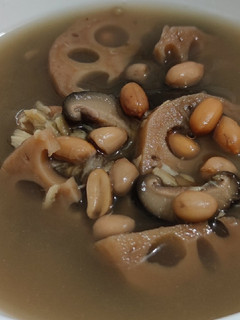A picture of Lotus root peanut soup.