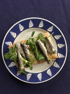 Una foto de Tapa de sardinillas en aceite