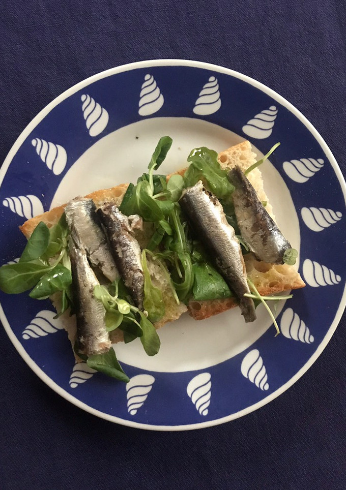 Una foto de Tapa de sardinillas en aceite