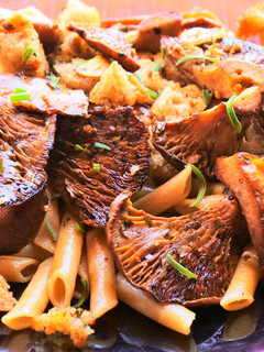 Una foto de Pasta con rovellons y miga de pan