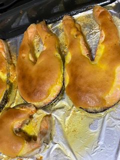 Una foto de Salmón en alioli