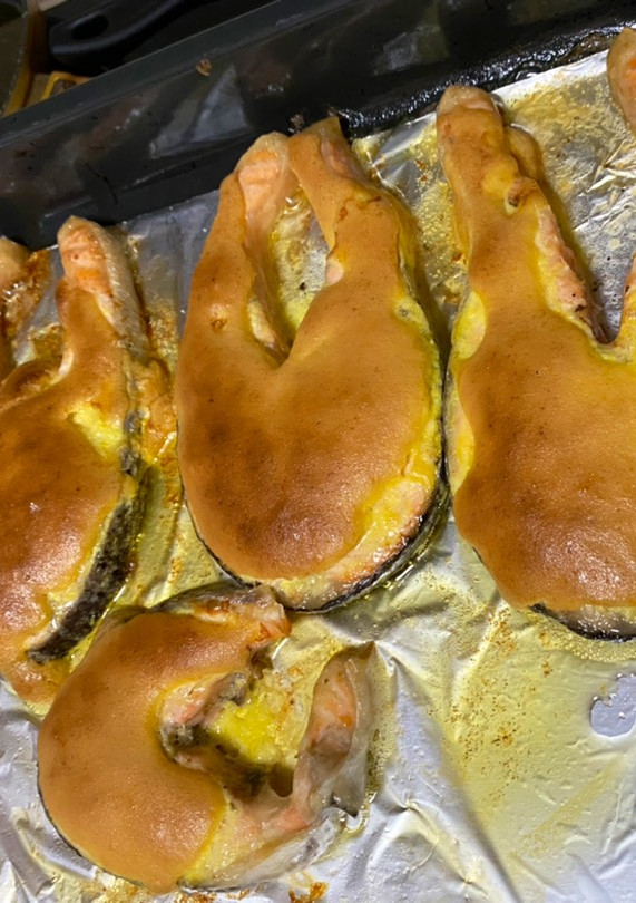 Una foto de Salmón en alioli