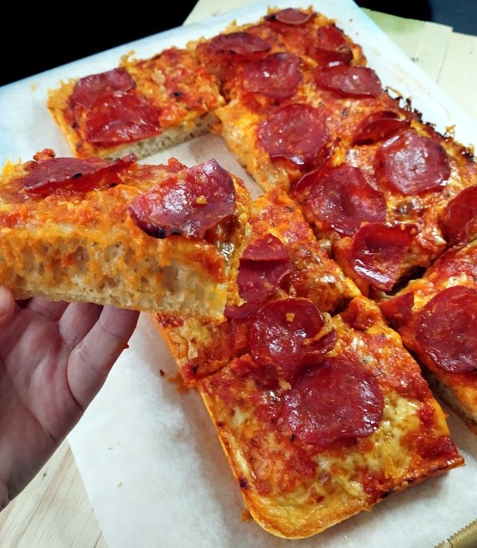 Una foto de Pizza estilo Detroit {desde la ciudad del motor}
