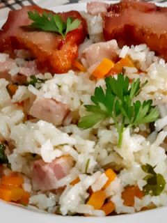 O poză a rețetei Pilaf de orez cu legume și bacon.
