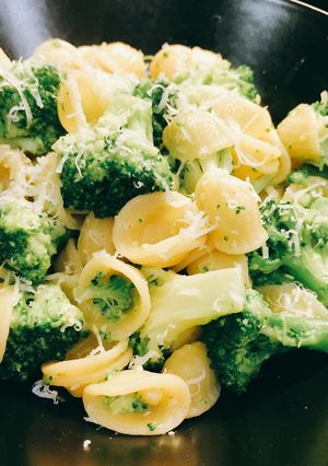 Una foto de Orecchiette con brócoli y parmesano