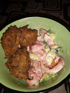 Una foto de Ensalada mixta con fritos de jurel