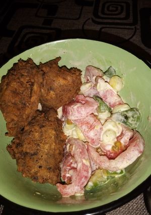 Una foto de Ensalada mixta con fritos de jurel