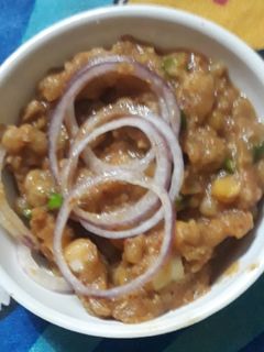 छोले चाट (chole chaat recipe in Hindi) रेसिपी मुख्य फोटो