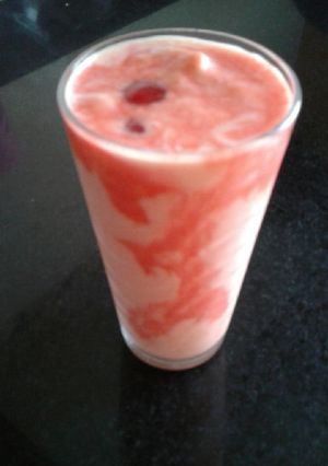 Una foto de Rico batido de papaya con cereza