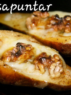 Una foto de Peras rellenas de cebolla y gorgonzola en cecofry🧀🍐🌰🧀